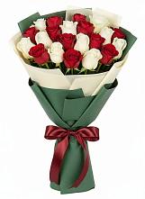 Букет Микс из красных и белых роз в Мирном Кировской области