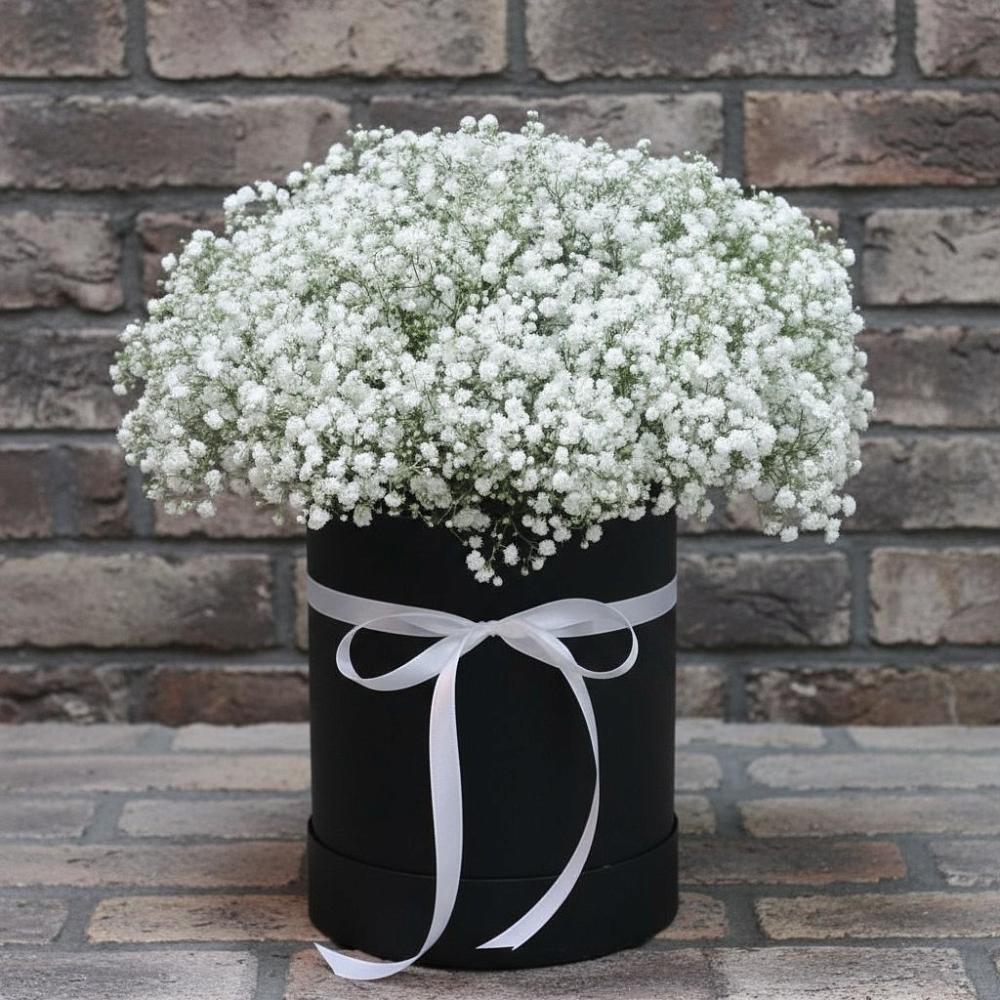 Цветочная композиция из Гипсофила в шляпной коробке в Мирном Кировской области