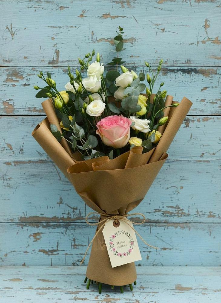 Букет цветов из: Розы и Лизиантусы в Мирном Кировской области