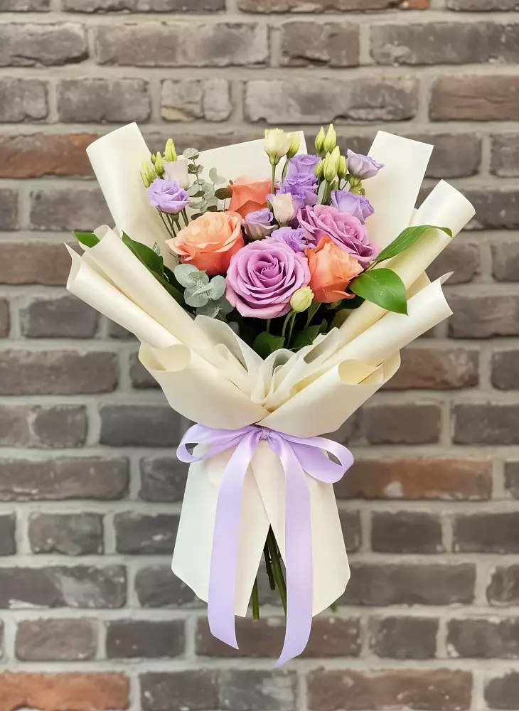 Букет цветов из: Лизиантусы и Розы в Мирном Кировской области