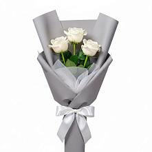 Букет 3 белые розы в Мирном Кировской области