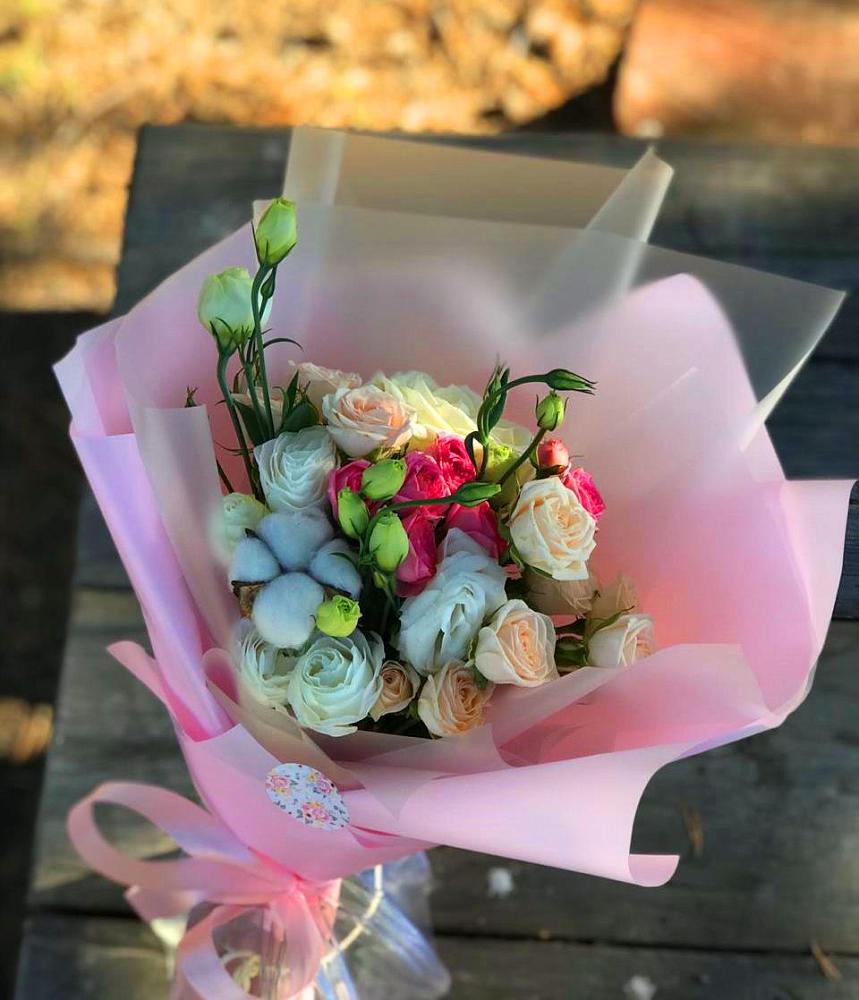 Букет цветов из: Розы и Лизиантусы в Мирном Кировской области