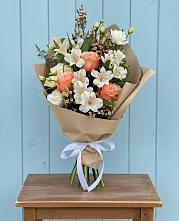 Букет цветов из:  Альстромерии, Лизиантусы, Розы и Хризантемы в Мирном Кировской области