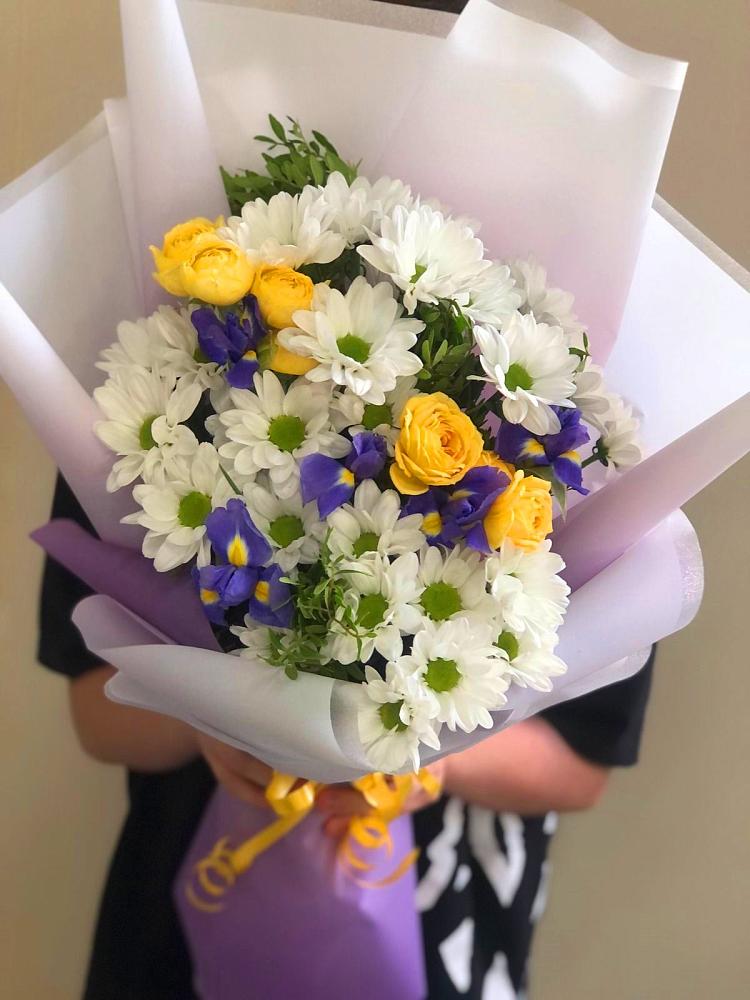 Букет цветов из: Ирисы, Хризантемы и Розы в Мирном Кировской области