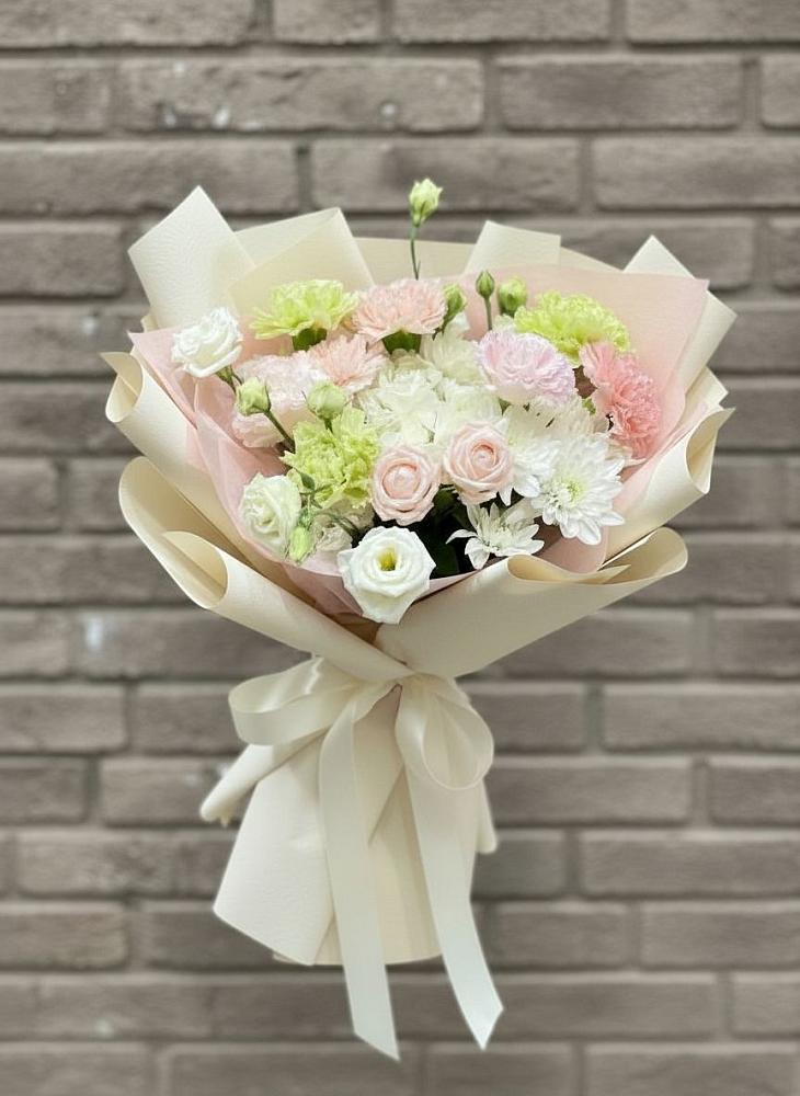 Букет цветов из: Гвоздики, Розы, Лизиантусы и Хризантемы в Мирном Кировской области