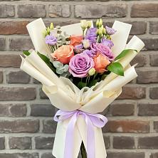 Букет цветов из:  Лизиантусы и Розы в Мирном Кировской области