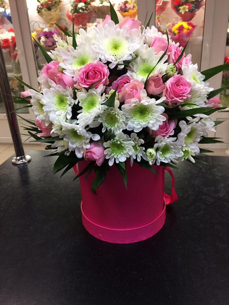 Цветочная композиция из Розы и Хризантемы в шляпной коробке в Мирном Кировской области