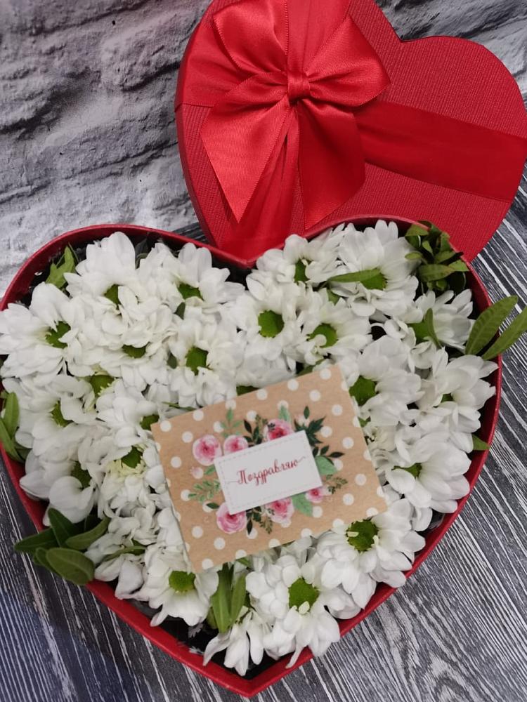 Цветочная композиция из Хризантемы в виде сердца в Мирном Кировской области