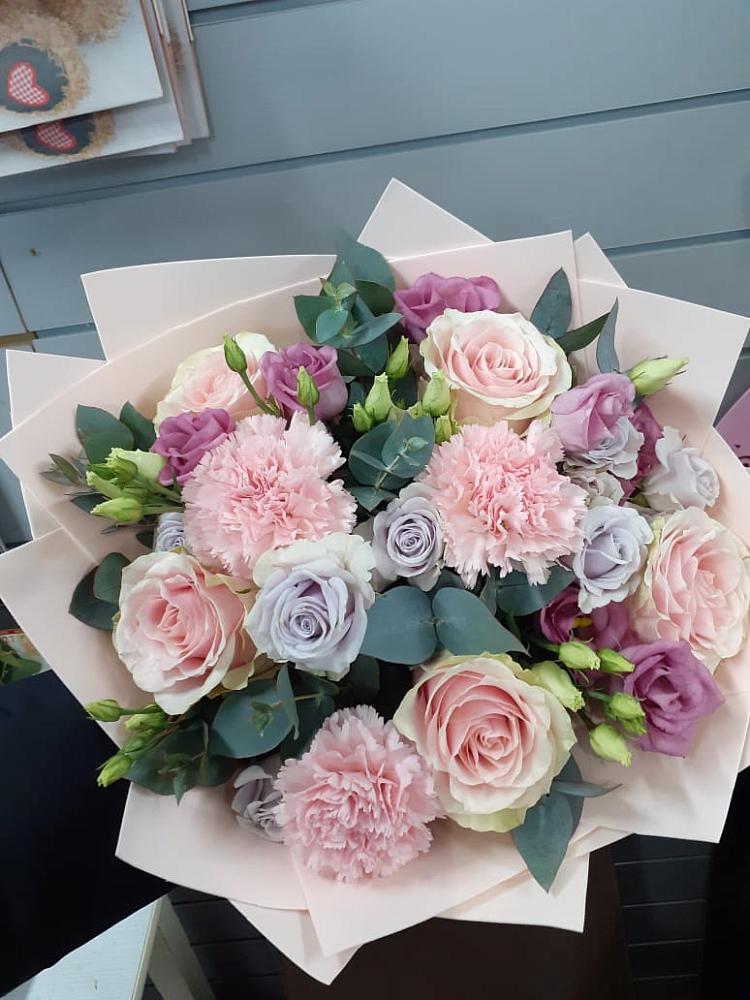 Букет цветов из: Розы, Гвоздики и Лизиантусы в Мирном Кировской области