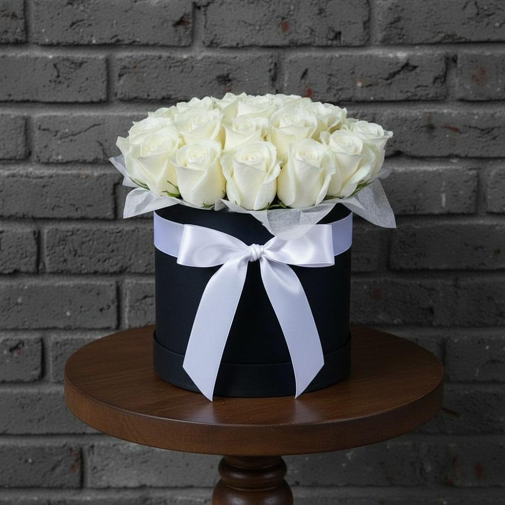 Цветочная композиция из Розы в шляпной коробке в Мирном Кировской области