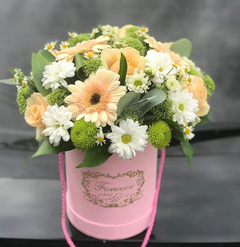 Цветочная композиция из Розы, Герберы и Хризантемы в шляпной коробке в Мирном Кировской области